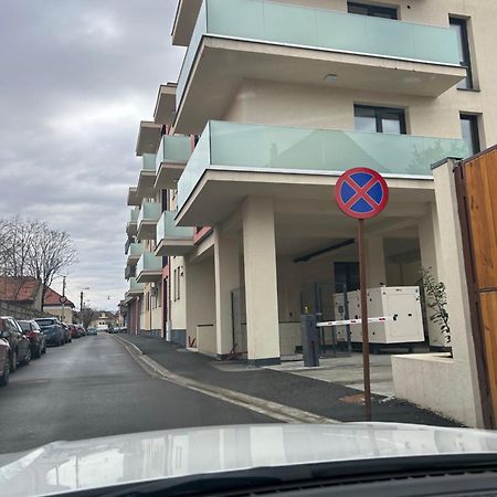 Becca'S Downtown Apartment With Private Parking Oradea Exteriör bild